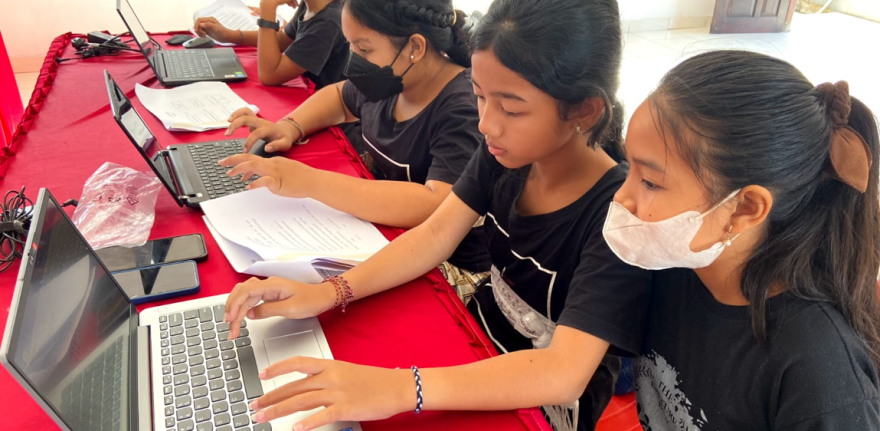 Implementasi Smart Village, 10 Warga Desa Kukuh Dilatih Menulis Aksara Bali di Komputer